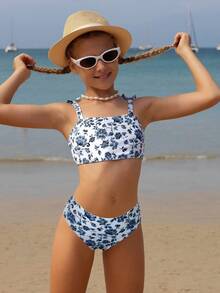 SHEIN Bộ bikini 2 mảnh cho bé gái tuổi teen, vải dệt kim in kỹ thuật số dễ thương, dây đeo có thể điều chỉnh, thiết kế nơ, kín đáo và thanh lịch, phù hợp cho bơi lội, bãi biển, mùa hè, kỳ nghỉ. Bộ bikini trẻ em cạp cao hai mảnh cho bé gái tuổi teen, đồ bơi cạp cao họa tiết hoa cho bé gái tuổi teen, đồ bơi cạp cao họa tiết hoa cho bé gái tuổi teen, bộ hai mảnh dành cho tuổi teen. - Màu xanh hải quân - Xem 3
