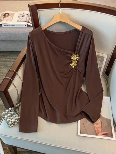 GlowEve CURVE Plusstorlek dammode metallisk blommig t-shirt med sneda axlar och långärmad design