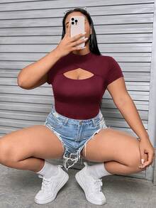 SHEIN EZwear 女士加大码圆领镂空胸前设计时尚百搭约会之夜短袖T恤 - 酒紅色 - 查看 11