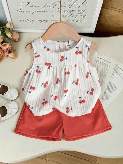 SHEIN 女婴白色纯色提花纹理面料圆领无袖露脐褶皱背心，饰以彩色波点印花，搭配粉色弹力腰舒适简约短裤，休闲度假装扮，春夏皆宜。