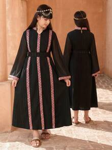 SHEIN Traditional Arab Abaya Dress, Girls Long Robe With Red & White Geometric Decoration, Combining Modern And Traditional Design, Comfortable And Suitable For Festivals, Celebrations And Formal Occasions - Green - View 9