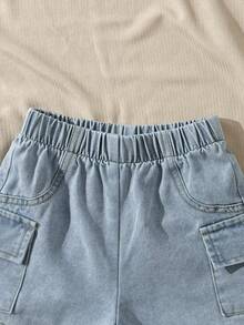 SHEIN Bộ quần áo thường ngày 2 món cho bé trai, gồm 1 áo hoodie trắng in chữ không tay có túi và 1 quần short denim xanh có chun lưng, có túi. Thích hợp cho các hoạt động thường ngày, thể thao, đi chơi, du lịch. - Màu xanh hải quân - Xem 5