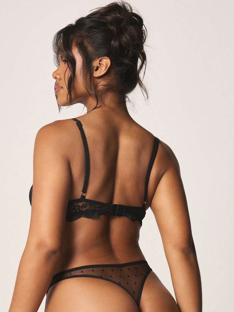 MISSGUIDED Ensemble de brassière et string en dentelle délicate avec des détails en maille à pois et une bordure festonnée pour les occasions intimes