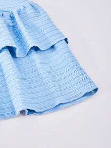 Sparklyn Bộ đồ hai mảnh mới dành cho nữ tuổi teen này gồm áo vest cổ tròn màu xanh dương co giãn, thoải mái, mang phong cách nghỉ dưỡng, kết hợp với chân váy hai tầng cùng màu. Phần eo và gấu áo vest được xếp ly tạo nên vẻ ngoài thanh lịch. Bộ đồ chất lượng cao này hoàn hảo cho trang phục hàng ngày, bao gồm cả các kỳ nghỉ, du lịch và tiệc tùng, lý tưởng cho mùa xuân và mùa hè. - Màu xanh lam - Xem 7