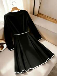 GlowEve CURVE 大码女装秋冬时尚撞色V领金属纽扣泡泡袖优雅长裙 - 黑色 - 查看 2