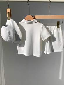 SHEIN 3件套男女宝宝白色短袖polo衫、衬衫、针织上衣和短裤套装，含遮阳帽，春夏宝宝男童服装套装 - 白色 - 查看 2