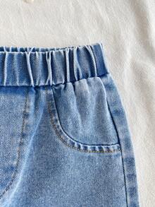 SHEIN Vintaside Kids 1 set Top à manches courtes casual avec col pour tout-petits garçons et pantalon en jean délavé . Convient pour le port quotidien, le camping en famille, les repas ou les sorties shopping - Nude - Voir 5