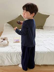 Dazy Kids 两件套幼儿男童条纹圆领长袖上衣和纯色长裤睡衣套装 - 藏蓝色 - 查看 8