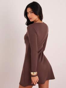 Enchnt 优雅法式风格露肩长袖连衣裙，饰有金属玫瑰花 - 棕色 - 查看 7