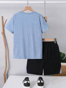 SHEIN مجموعة رياضية مكونة من 2 قطعة تي شيرت بأكمام قصيرة وشورت مريحة للأطفال/المراهقين الذكور، بتصميم فضفاض وطباعة رقعة - متعدد الألوان - مشاهدة 3