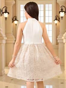 Vestido infantil elegante com bordado floral em tule, sem mangas, gola redonda, cintura marcada e modelagem evasê, estilo princesa, para daminhas de honra, cor damasco. - Damasco - Ver 3