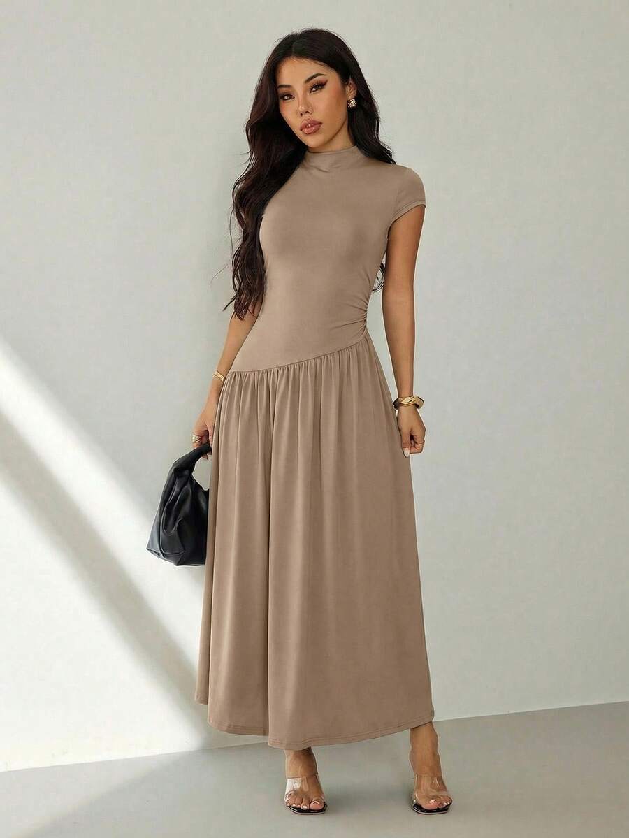 SHEIN PETITE 女款純色極簡休閒短袖長洋裝,卡其色大地色系,適合嬌小女性 - 卡其色 - 查看 1