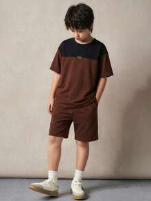 SHEIN Ensemble 2 pièces pour garçon préadolescent : t-shirt à manches courtes et col rond, blocs de couleurs, et short assorti. Idéal pour les trajets, l'école, les tenues décontractées du quotidien, le sport et le printemps/été.