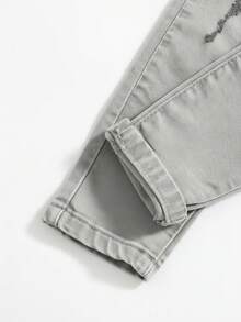 SHEIN Bộ 2 món đồ denim họa tiết nhện thời trang dạo phố màu đỏ và quần jeans denim bó cao co giãn rách màu đen cho bé trai, trang phục thu/đông cho bé trai - Màu Xám nhạt - Xem 7