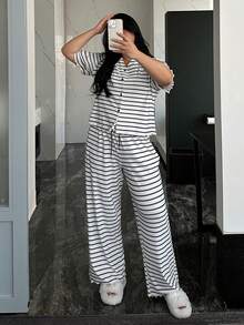 Dazy Plus Conjunto de pijama de talla grande para mujer con top de manga corta holgado y pantalón largo a rayas, para primavera/verano - Blanco y Negro - Ver 2
