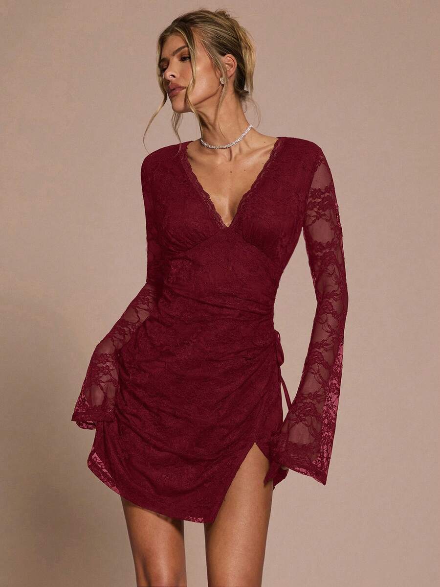 SHEIN BAE Robe élégante à manches évasées en dentelle noire, col en V, avec volants, cordon de serrage et fente sur le côté. Convient pour les cocktails, les rendez-vous romantiques, les tenues d'automne/hiver, les fêtes, les événements formels, Halloween et Noël - Rouge foncé - Voir 1