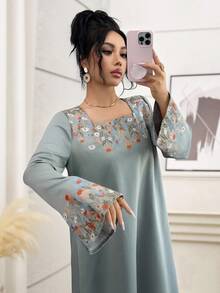 Yasmyna 女士花卉刺绣方领喇叭袖宽松优雅阿拉伯连衣裙 - 橄欖綠 - 查看 3