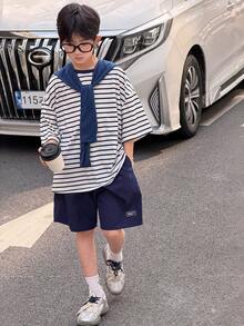 SHEIN 两件套男童休闲运动学院风文艺复古黑白条纹圆领T恤搭配白色短裤，配披肩装饰，适合儿童穿着，幼儿男童服装，返校季男童套装，适合生日派对、晚宴、演出、婚礼、洗礼、开幕式、日常穿着，适合上学、旅行、度假，适合春夏季节穿着。 - 藍色 - 查看 7