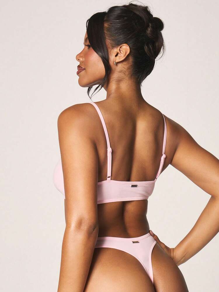 Missguided x Playboy Komplet bielizny damskiej z dekoltem w serduszko i pasującym stringiem. Kolekcja bielizny dwuczęściowej.