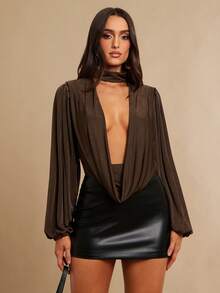 Silquee Bodysuit feminino de manga longa com decote drapeado, sexy e versátil, ideal para férias e festas. Solto, confortável e estiloso, perfeito para sair ou encontros. Bodysuit marrom para mulheres, maiô marrom para mulheres, Bodysuit marrom - Castanho - Visão 4