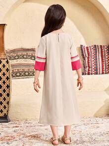 SHEIN فستان فضفاض للفتاة بياقة على شكل حرف V مزين بألوان متباينة وزهور ولمسات من الترتر والدانتيل، باللون الوردي والمشمشي، مناسب لموسم الربيع/الصيف والعطلات - لون مشمشي - مشاهدة 6