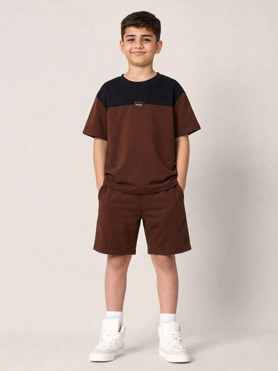 SHEIN Ensemble 2 pièces pour garçon préadolescent : t-shirt à manches courtes et col rond, blocs de couleurs, et short assorti. Idéal pour les trajets, l'école, les tenues décontractées du quotidien, le sport et le printemps/été.