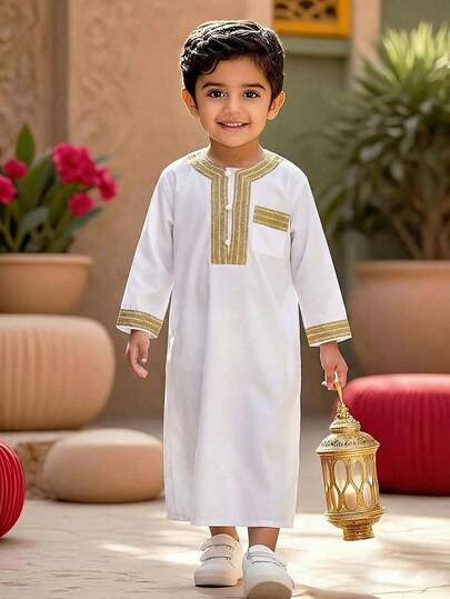 Ung pojke med banddesign och knappficka, långärmad, lös lång tröja