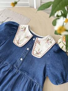 SHEIN Thời trang nữ tuổi teen phong cách thường ngày Y2K vintage cá tính đường phố mùa xuân hè, họa tiết hoa nhẹ nhàng, thêu cổ Peter Pan phối màu tương phản, chất liệu denim xanh dáng rộng, thích hợp mặc hàng ngày và dự tiệc mùa xuân hè, trang phục đường phố. - Màu xanh lam - Xem 4
