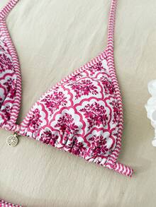 SHEIN Bộ bikini hai mảnh in hoa cổ điển dành cho thiếu nữ, màu mơ, chất liệu dệt kim, họa tiết vỏ sò, cổ yếm, kiểu dáng tam giác, trang phục đi biển mùa hè, mặt dây chuyền vàng, họa tiết hoa ngẫu nhiên, đồ đi biển mùa hè - Màu Hồng Tươi - Xem 4