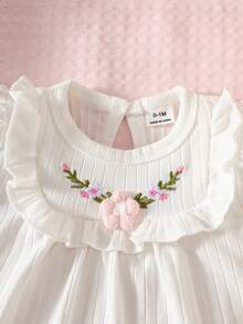 SHEIN 新生女婴白色短袖立体刺绣花朵上衣搭配同款短裤，面料简约舒适，亲肤透气，适合夏季作为家庭礼物赠送。 - 白色 - 查看 10