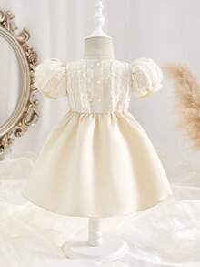SHEIN Đầm công chúa tay phồng cổ tròn thêu ren lưới thanh lịch cho bé gái, thoải mái và mềm mại, thích hợp cho các buổi đi chơi mùa xuân/hè, tiệc tùng, sinh nhật, họp mặt gia đình và làm quà tặng, dành cho bé từ 6 tháng đến 3 tuổi. - Màu be - Xem 9