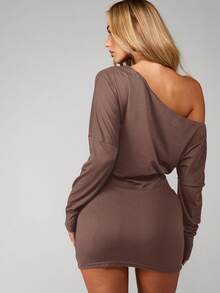 MISSGUIDED Vestido mini con hombros descubiertos, manga larga, drapeado y cuello asimétrico para fiestas de otoño e invierno - Marrón - Ver 2