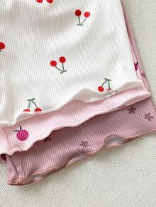 SHEIN Playful Pals 女嬰3件組粉色櫻桃花卉印花吊帶短褲套裝，可愛夏季家庭款羅紋背心上衣與荷葉邊下襬套裝，適合海邊度假穿搭 - 彩色 - 查看 8
