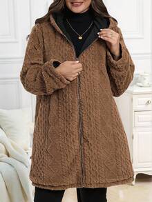 SHEIN Clasi 这款大码女式黑色连帽长袖保暖拉链休闲外套，内衬棕色几何纹理绒布，保暖隔热，配有双口袋，是秋冬季的时尚单品。它采用优质面料和精湛工艺，保暖隔热，适合多种场合穿着。另有一款大码女式杏色时尚多功能保暖连帽长款绗缝外套可供选择。 - 彩色 - 查看 3