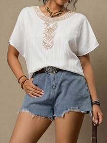 SHEIN LUNE 大码休闲刺绣装饰蝙蝠袖女式衬衫，适合夏季、圣帕特里克节、复活节、春季等场合。白色上衣，白色衬衫，夏季度假优雅女式衬衫，派对上衣，情人节女式上衣，春季女式白色波西米亚风上衣，白色夏季简约休闲上衣 - 白色 - 查看 6