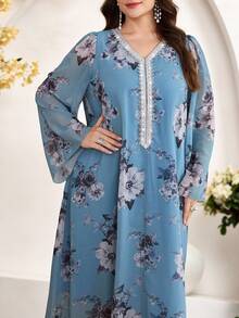 Al Najma Damen Große Größen Maxikleid mit Blume Muster, V-Ausschnitt und Kontrastbesatz an den Ärmeln im arabischen Stil - Blau - Übersicht 8