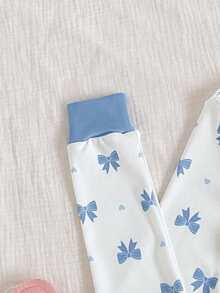 SHEIN Vintaside Kids 两件套女童睡衣套装，柔软舒适的长袖上衣饰有蝴蝶结和爱心印花，搭配修身长裤，休闲时尚。 - 淺藍色 - 查看 4