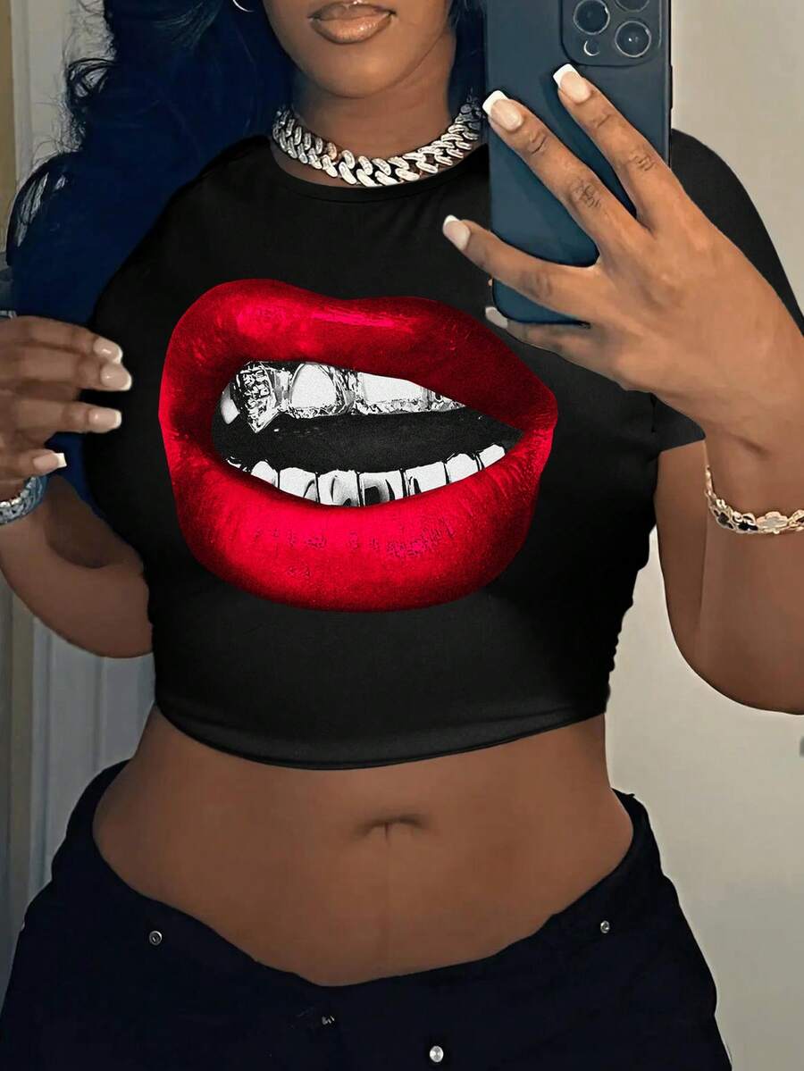 Slaydiva 休闲街头风唇印圆领短袖修身露脐女式T恤，适合夏季穿着 - 黑色 - 查看 1