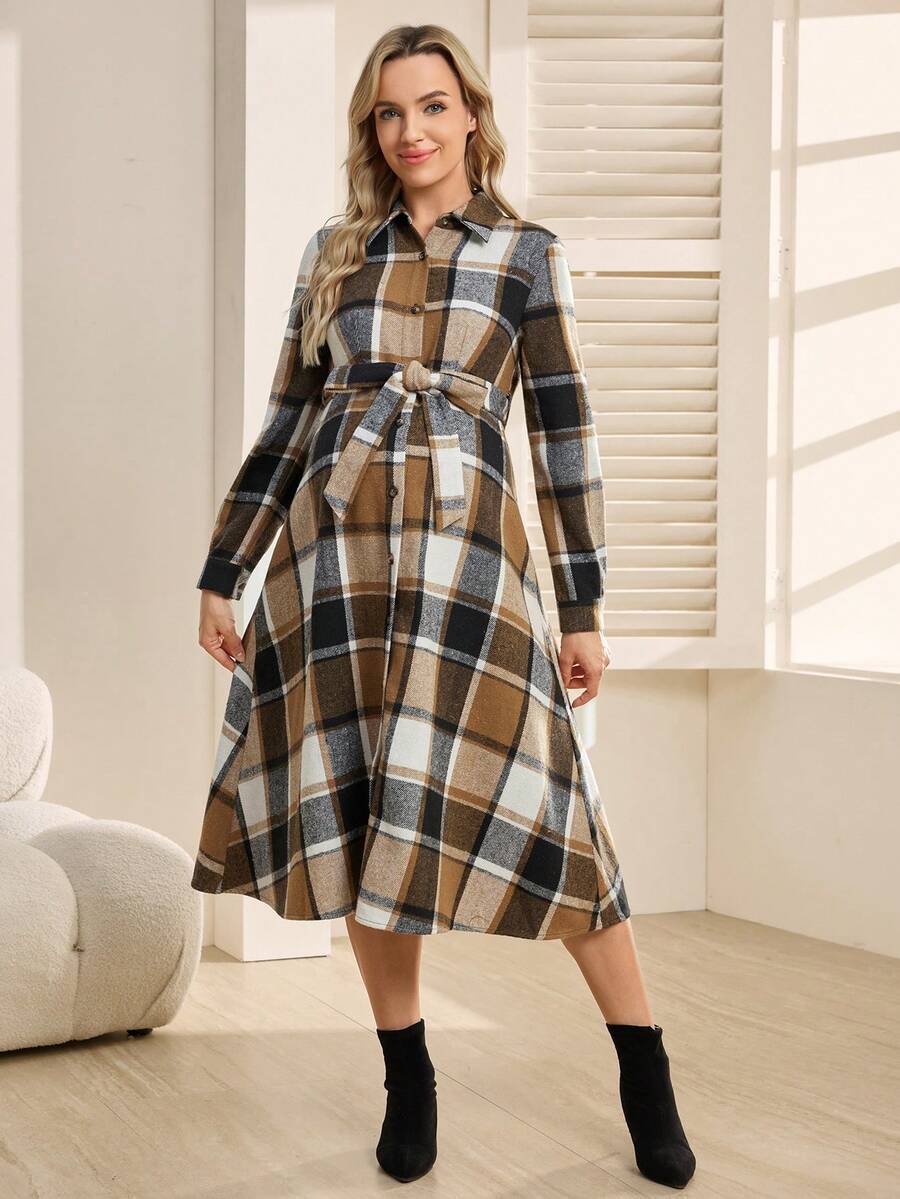 SHEIN Vestido camisero casual y urbano de manga larga con estampado de cuadros, cintura con cordón y línea A hasta la rodilla para mujeres embarazadas, primavera/otoño - Café integral - Ver 1