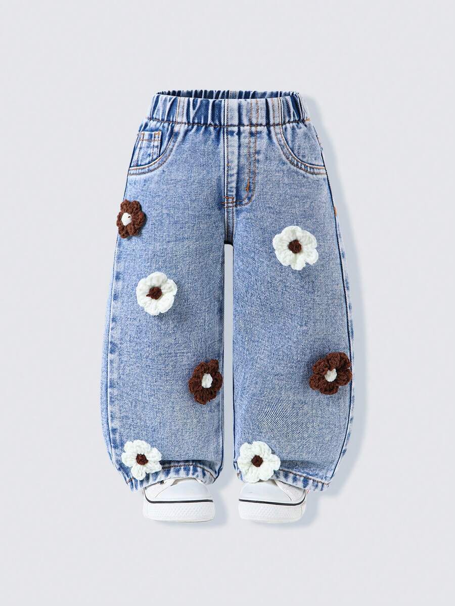 SHEIN Denimly 女婴休闲都市浅色水洗阔腿裤,全松紧腰带,心形贴片刺绣,可爱花卉钩编装饰,米色和白色花朵与水洗牛仔布相得益彰,温暖的秋冬气息与春夏的活力完美融合。 - 淺色水洗藍 - 查看 1