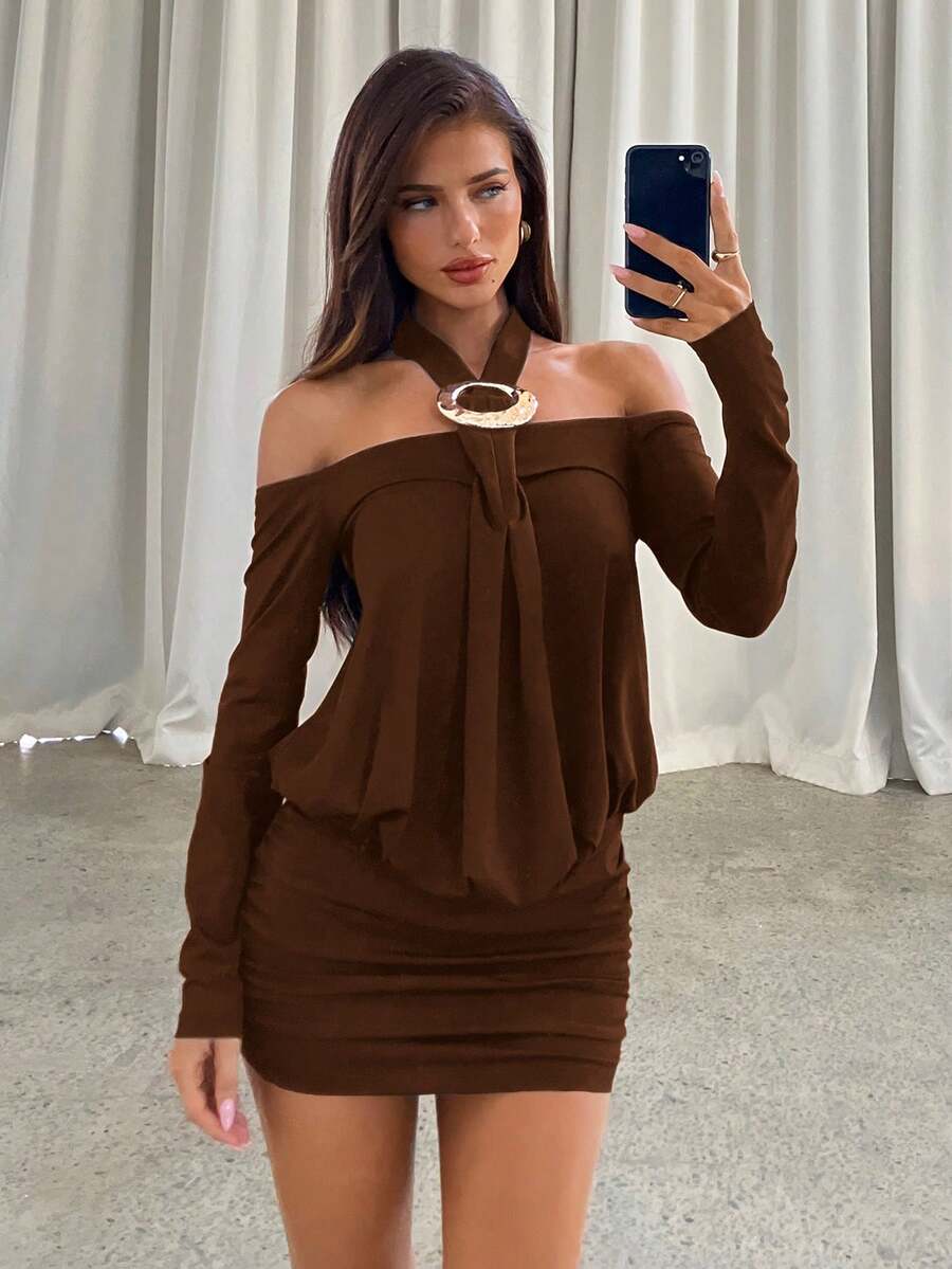 Aloruh 女士纯色露肩长袖金属装饰性感吊带迷你连衣裙 - 咖啡 - 查看 1