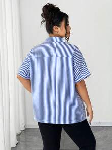 Elenzga 大码女式条纹短袖V领衬衫，时尚大码女式翻领衬衫，夏季新款宽松条纹衬衫，适合周末购物、朋友聚会、看电影等休闲活动，轻便易搭配，非常适合旅行，夏季女式衬衫，适合工作场合，适合曲线身材的女性，商务休闲女装，大码女装 - 藍色 - 查看 2