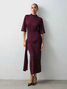 Maija Đầm nữ màu trơn cổ xếp ly ôm sát, tôn lên vẻ thanh lịch và đường nét mềm mại. Thiết kế màu đỏ cổ điển rực rỡ và quyến rũ, lý tưởng cho buổi hẹn hò ngày Valentine, dự đám cưới, tiệc sinh nhật và nhiều dịp khác. Kiểu dáng ôm sát tôn lên vẻ duyên dáng nữ tính, dù là trang phục trang trọng hay trang phục dự tiệc, bạn đều có thể tự tin tỏa sáng giữa đám đông. - Màu đỏ tím - Xem 8