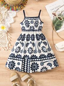 Sparklyn 这款女童度假吊带连衣裙，以奶油白为底，饰以复古蓝白花卉印花图案，吊带设计搭配收腰设计，凸显少女魅力。蓬松活泼的裙摆，融合了清新夏日气息和甜美凉爽的氛围，适合夏季郊游、家庭聚会等场合，是旅行中令人眼前一亮的可爱单品。 - 藍色 - 查看 8
