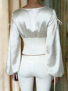 Gloray 系带修身缎面衬衫，深V领，收腰设计，长袖上衣 - 白色 - 查看 2