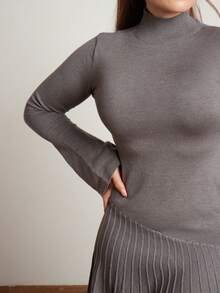 Lupita Cardoza Elegante vestido de punto con cuello alto y mangas acampanadas en color gris - Gris - Ver 5