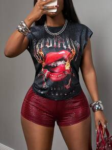 Slaydiva 春夏新款修身街头休闲性感圆领无袖唇印T恤+性感迷你PU短裤女式两件套，适合圣诞节、新年、情人节、派对、优雅约会、休闲、生日派对、街头休闲装、购物、外出等场合。度假-B 红色皮质短裤女式短裤套装 - 彩色 - 查看 6