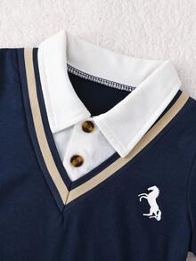 SHEIN مجموعة طفل ولد 2 قطعة، ملابس علوية كنزة مريح قصير الأكمام للأطفال، تصميم 2 في 1 مع ملابس علوية أبيض بياقة مقلمة من تحت، ياقة بأزرار، طباعة صغيرة على الصدر الأيسر، ملابس علوية كاجوال مقترن مع شورت خاكي فاتح، قياس مريح بخصر مطاطي، مناسب لمناسبات الربيع/الصيف مثل العطلات والاستخدام اليومي