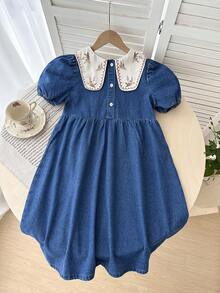 SHEIN Thời trang nữ tuổi teen phong cách thường ngày Y2K vintage cá tính đường phố mùa xuân hè, họa tiết hoa nhẹ nhàng, thêu cổ Peter Pan phối màu tương phản, chất liệu denim xanh dáng rộng, thích hợp mặc hàng ngày và dự tiệc mùa xuân hè, trang phục đường phố. - Màu xanh lam - Xem 3