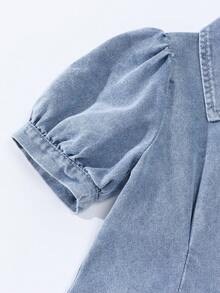 SHEIN Vintaside Kids 这款少女牛仔连衣裙饰有樱花刺绣，短袖翻领设计，甜美可爱，清新校园派对街头度假风！经典的浅蓝色水洗牛仔面料，短袖翻领设计，前开襟纽扣方便穿脱，红色樱花刺绣增添俏皮时尚感，修身剪裁凸显少女身材。适合日常休闲穿着、上学、户外活动、公园玩耍和家庭聚会等场合。 - 淺色水洗藍 - 查看 6